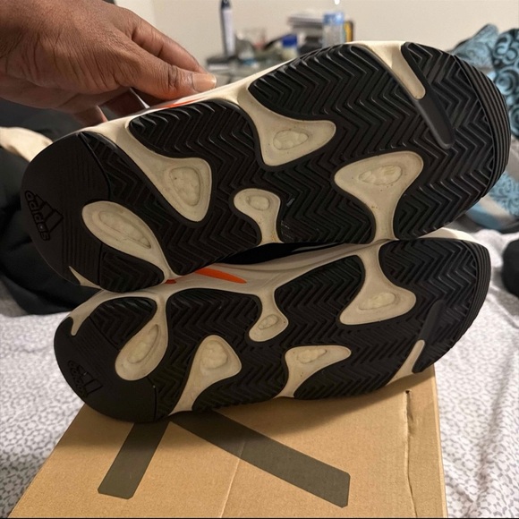 Yeezy 700 - Picture 5 of 7
